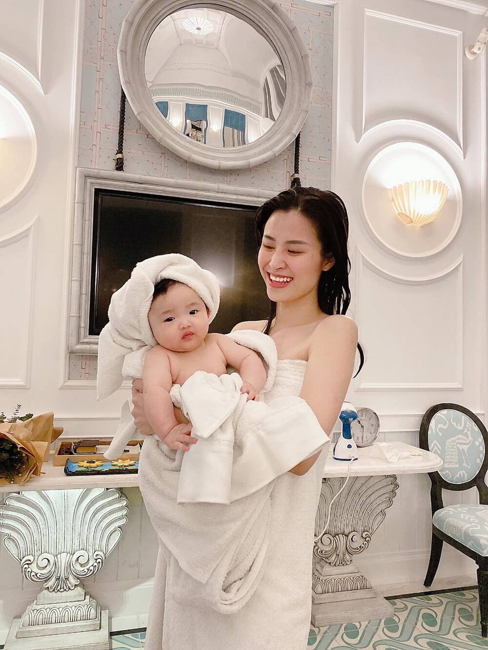 Đông Nhi tạo kiểu tóc mới cho con gái và cái kết khiến dân tình cười nghiêng ngả 4 Đông Nhi tạo kiểu tóc mới cho con gái và cái kết khiến dân tình cười nghiêng ngả 4
