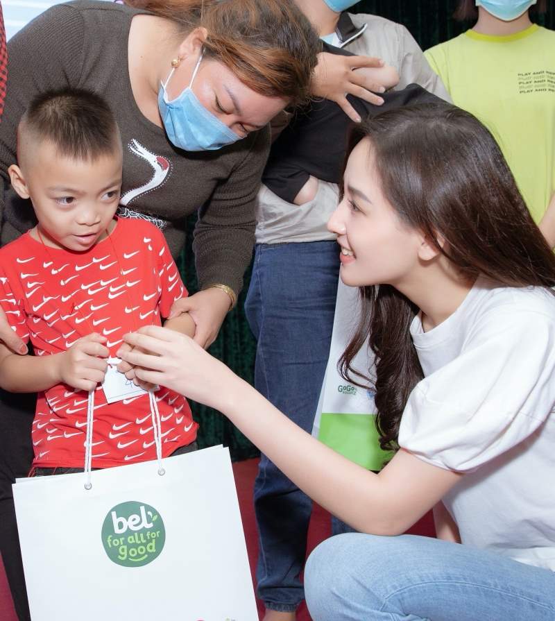 Nàng đại sứ dù ăn mặc đơn giản vẫn được nhiều người chung quanh chú ý và dành nhiều lời khen ngợi. Nàng đại sứ dù ăn mặc đơn giản vẫn được nhiều người chung quanh chú ý và dành nhiều lời khen ngợi.