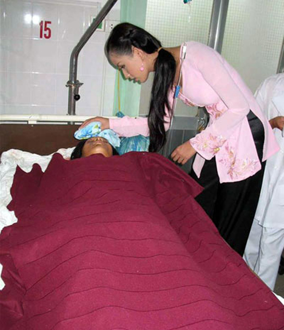 Mai Phương Thuý giản dị nhưng vẫn đẹp hút hồn khi đi từ thiện - Ảnh 1 Mai Phương Thuý giản dị nhưng vẫn đẹp hút hồn khi đi từ thiện - Ảnh 1