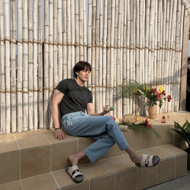 Kim Won Bin khoe cơ thể vạm vỡ, khuôn mặt nam tính trong loạt ảnh tạp chí 3 Kim Won Bin khoe cơ thể vạm vỡ, khuôn mặt nam tính trong loạt ảnh tạp chí 3