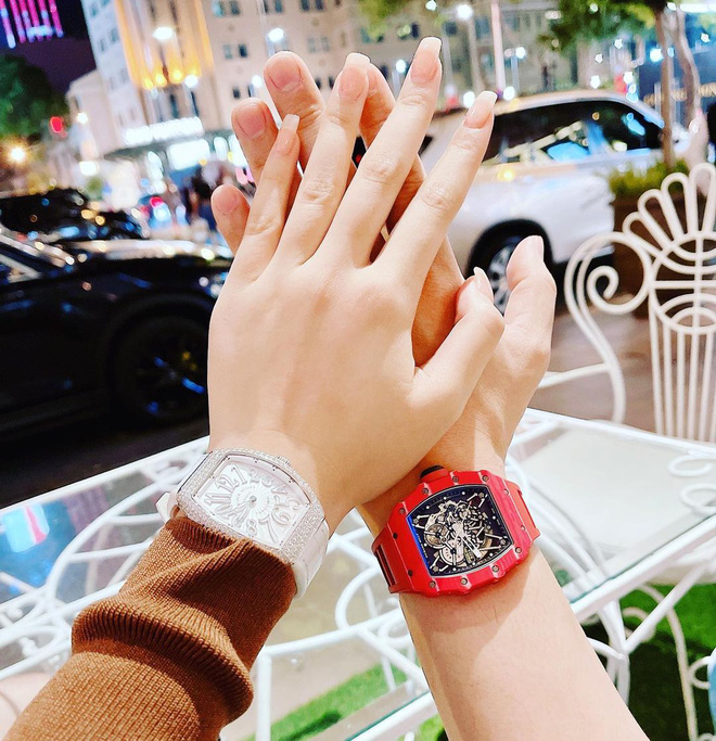 Đại gia Đức Huy tặng quà khủng cho người tình kém tuổi Đại gia Đức Huy tặng quà khủng cho người tình kém tuổi