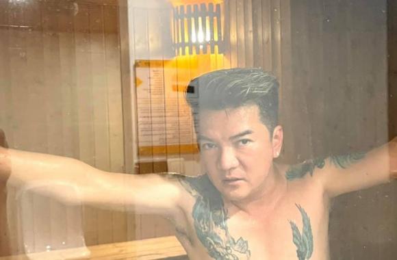 Đăng ảnh trong phòng xông hơi, Đàm Vĩnh Hưng khiến netizen xuýt xoa với body săn chắc ở tuổi U50 3 Đăng ảnh trong phòng xông hơi, Đàm Vĩnh Hưng khiến netizen xuýt xoa với body săn chắc ở tuổi U50 3