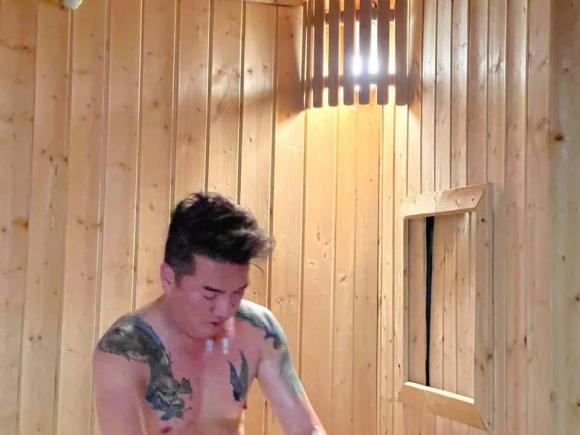 Đăng ảnh trong phòng xông hơi, Đàm Vĩnh Hưng khiến netizen xuýt xoa với body săn chắc ở tuổi U50 1 Đăng ảnh trong phòng xông hơi, Đàm Vĩnh Hưng khiến netizen xuýt xoa với body săn chắc ở tuổi U50 1