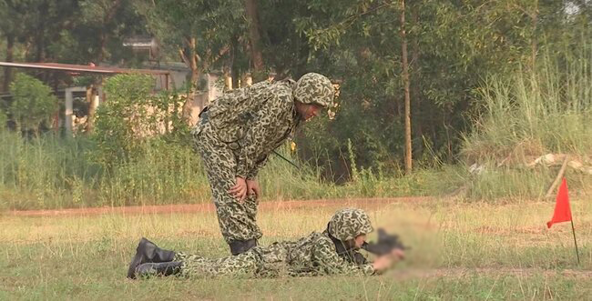Dân tình 'quắn quéo' với clip 'đẩy thuyền' chưa từng công bố của Hậu Hoàng - Mũi trưởng Long trong Sao nhập ngũ 1 Dân tình 'quắn quéo' với clip 'đẩy thuyền' chưa từng công bố của Hậu Hoàng - Mũi trưởng Long trong Sao nhập ngũ 1