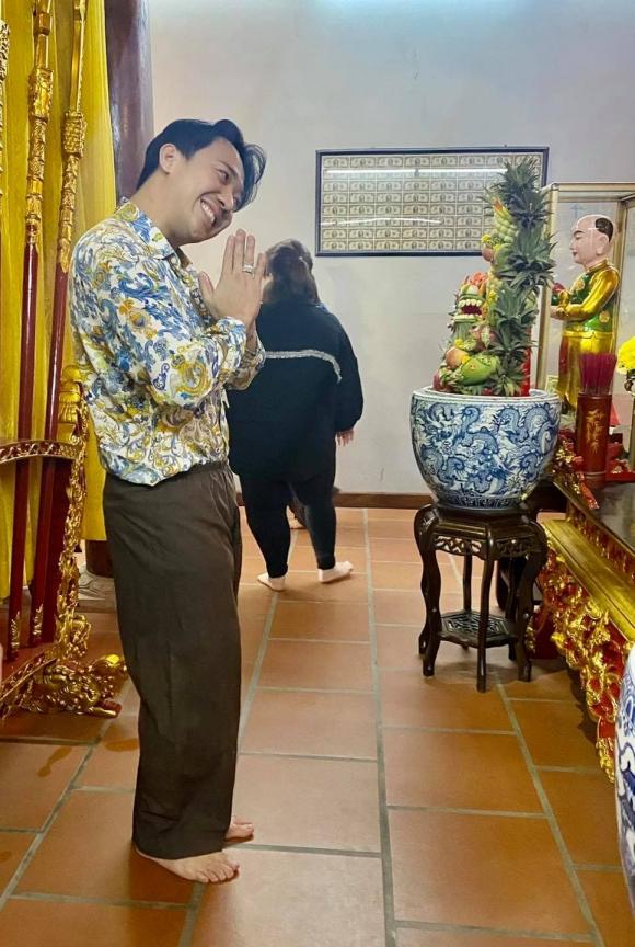 Đến nhà thờ Tổ của nghệ sĩ Hoài Linh trả lễ, Trấn Thành bị nghi vấn mượn quần đàn anh 2
