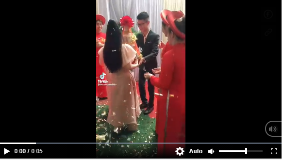Lễ ăn hỏi đặc biệt với tráp trà sữa siêu to khổng lồ. (Nguồn: Lê Nguyễn Minh Thư) Lễ ăn hỏi đặc biệt với tráp trà sữa siêu to khổng lồ. (Nguồn: Lê Nguyễn Minh Thư)