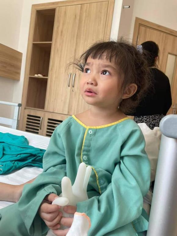 Con gái Lê Dương Bảo Lâm bất ngờ phải thực hiện phẫu thuật 2 Con gái Lê Dương Bảo Lâm bất ngờ phải thực hiện phẫu thuật 2