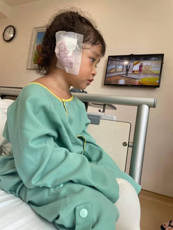 Con gái Lê Dương Bảo Lâm bất ngờ phải thực hiện phẫu thuật 3 Con gái Lê Dương Bảo Lâm bất ngờ phải thực hiện phẫu thuật 3