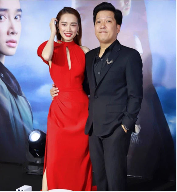 Nhã Phương khoe vòng eo 'siêu thực' tại sự kiện, nhưng bọng mắt to và nhiều nếp nhăn lại khiến dân tình chú ý 1 Nhã Phương khoe vòng eo 'siêu thực' tại sự kiện, nhưng bọng mắt to và nhiều nếp nhăn lại khiến dân tình chú ý 1