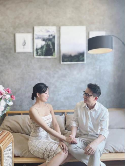 Phan Mạnh Quỳnh bất ngờ thông báo đính hôn với bạn gái nhưng lại khiến dân mạng hoang mang vì ngày Cá tháng tư 2 Phan Mạnh Quỳnh bất ngờ thông báo đính hôn với bạn gái nhưng lại khiến dân mạng hoang mang vì ngày Cá tháng tư 2