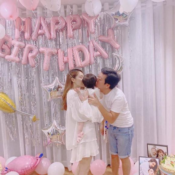 Nhìn Trường Giang chăm sóc con gái, Nhã Phương 'hờn dỗi' vì bị ra rìa 1 Nhìn Trường Giang chăm sóc con gái, Nhã Phương 'hờn dỗi' vì bị ra rìa 1