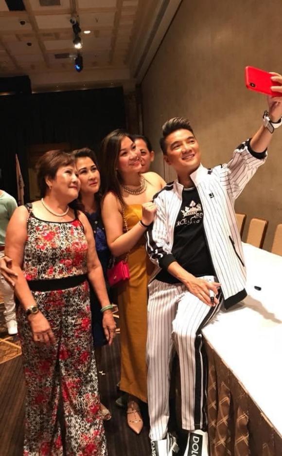 Đàm Vĩnh Hưng xúc động khi nhận được điều đặc biệt này từ fan 3 Đàm Vĩnh Hưng xúc động khi nhận được điều đặc biệt này từ fan 3