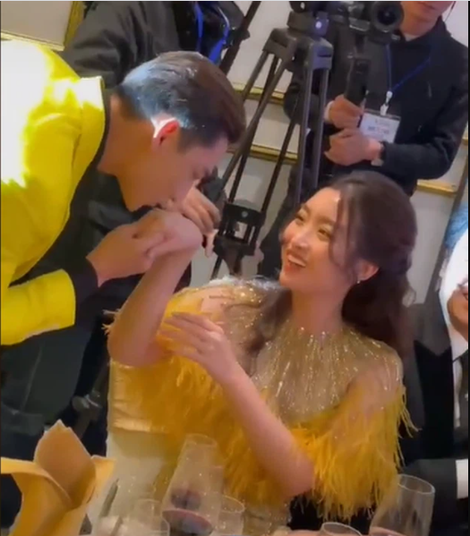 Hoa hậu Đỗ Mỹ Linh tuyên bố 'không rửa tay' sau khi được Isaac hôn 1 Hoa hậu Đỗ Mỹ Linh tuyên bố 'không rửa tay' sau khi được Isaac hôn 1