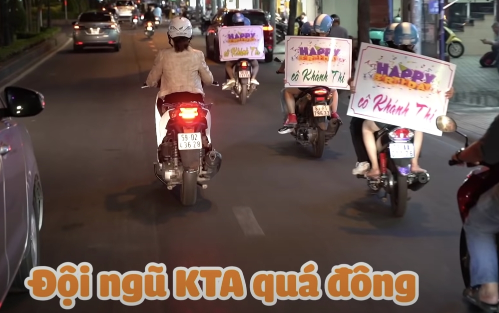 Phan Hiển gây tranh cãi khi úp cả chiếc bánh lên mặt Khánh Thi trong ngày sinh nhật 2 Phan Hiển gây tranh cãi khi úp cả chiếc bánh lên mặt Khánh Thi trong ngày sinh nhật 2