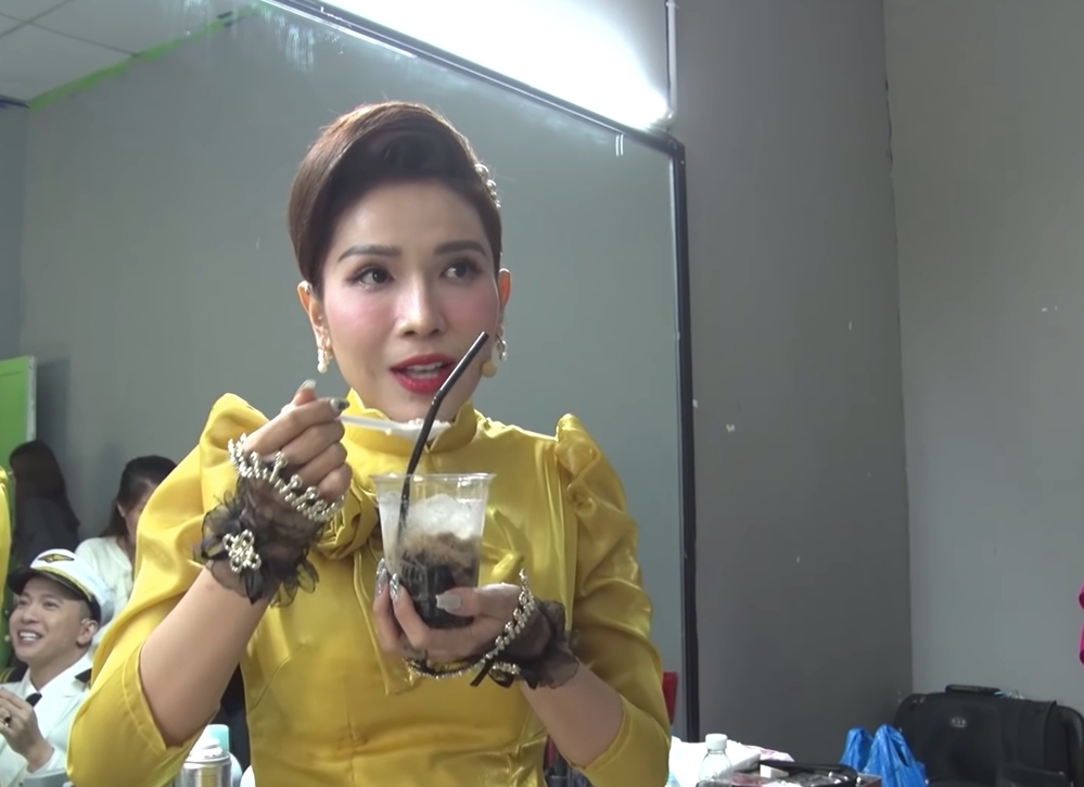 Khả Như 'ê mặt' khi bị Trường Giang tố thường xuyên 'ăn chùa' 1 Khả Như 'ê mặt' khi bị Trường Giang tố thường xuyên 'ăn chùa' 1