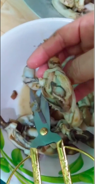 Đăng clip ốc móng tay có sán, cô gái bị 'bóc mẽ' thiếu hiểu biết 2 Đăng clip ốc móng tay có sán, cô gái bị 'bóc mẽ' thiếu hiểu biết 2