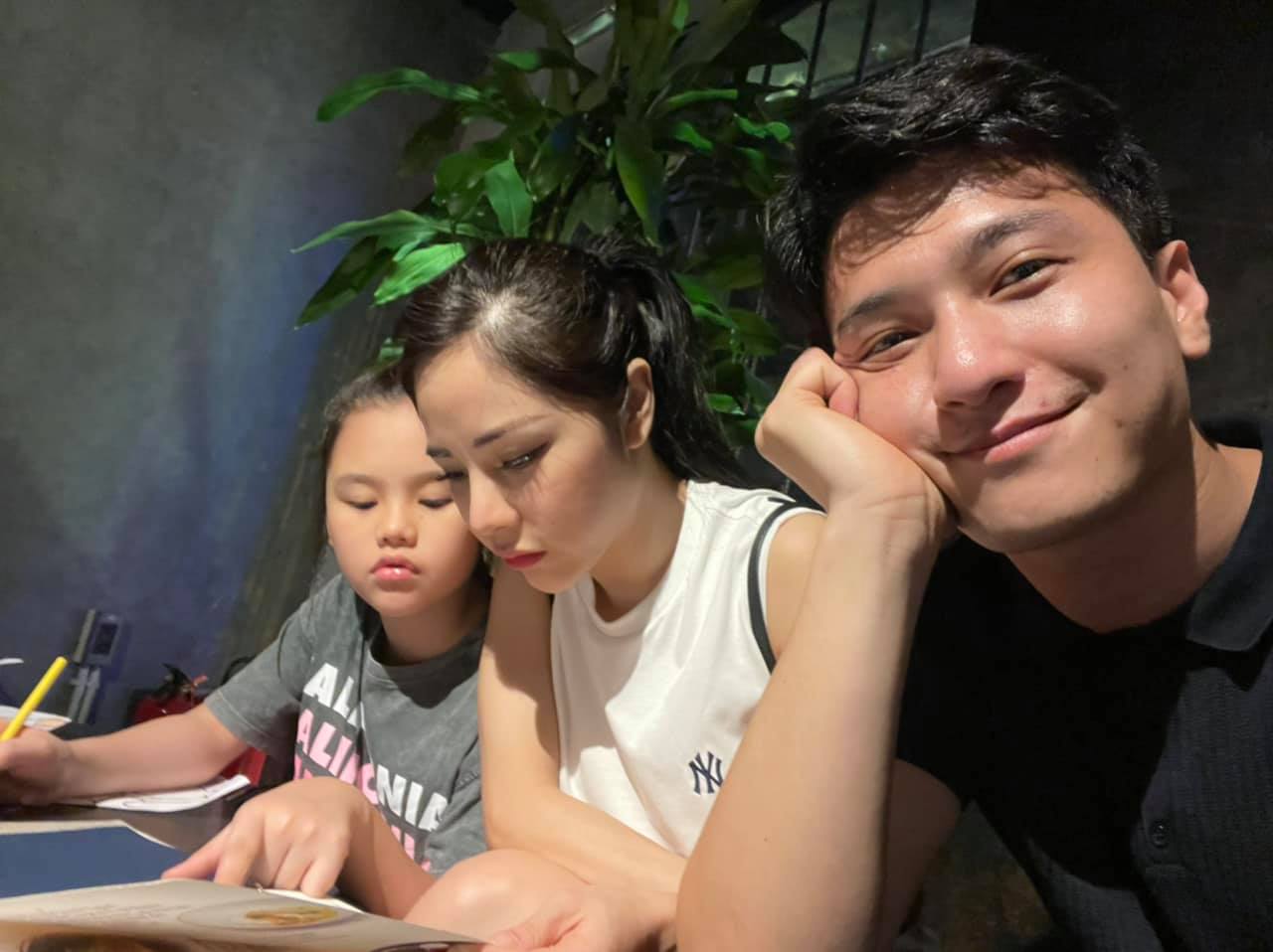 Huỳnh Anh khoe khoảnh khắc tình cảm bên con riêng của bạn gái hơn 6 tuổi 3 Huỳnh Anh khoe khoảnh khắc tình cảm bên con riêng của bạn gái hơn 6 tuổi 3