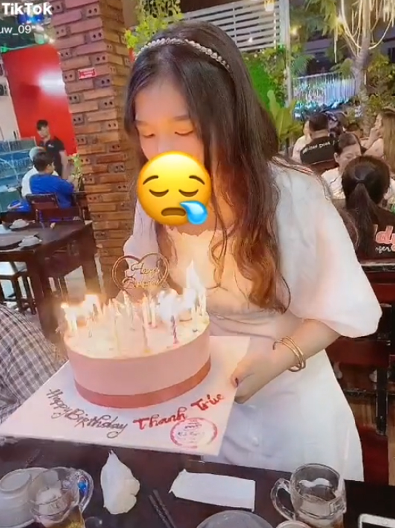 Sự cố hy hữu: Thổi nến bánh kem, cô gái bị lửa bén vào tóc bốc cháy 1 Sự cố hy hữu: Thổi nến bánh kem, cô gái bị lửa bén vào tóc bốc cháy 1