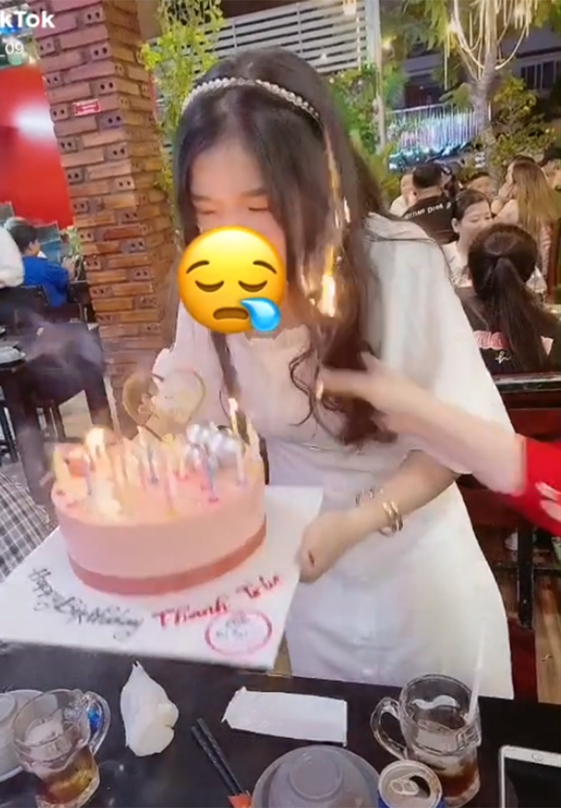 Sự cố hy hữu: Thổi nến bánh kem, cô gái bị lửa bén vào tóc bốc cháy 2 Sự cố hy hữu: Thổi nến bánh kem, cô gái bị lửa bén vào tóc bốc cháy 2