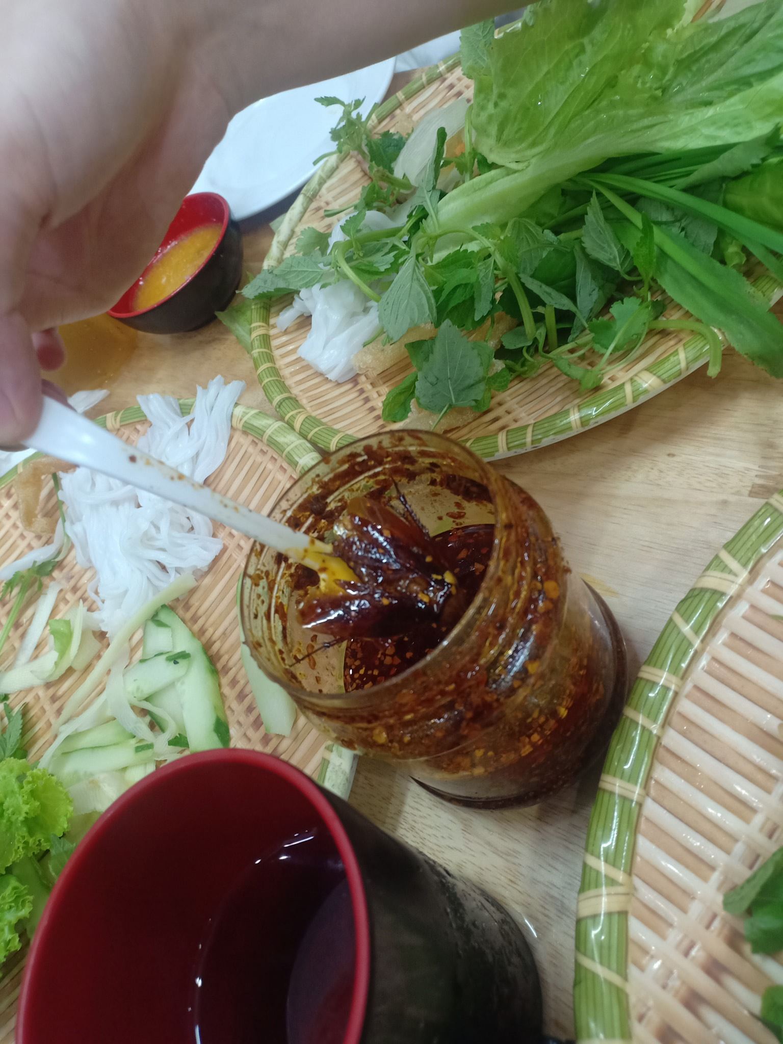 Phát hiện con gián trong hũ sa tế, khách nữ phản ánh thì được giải thích: 'Đó là ram' 1 Phát hiện con gián trong hũ sa tế, khách nữ phản ánh thì được giải thích: 'Đó là ram' 1