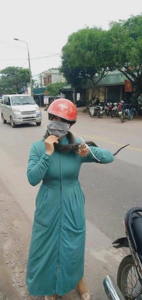 'Nữ ninja' bắt rắn bằng tay không khiến cộng đồng mạng nể phục 2 'Nữ ninja' bắt rắn bằng tay không khiến cộng đồng mạng nể phục 2