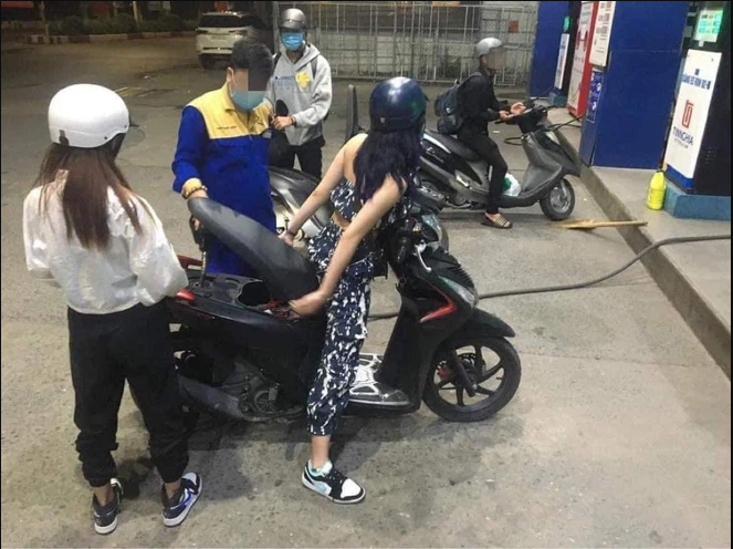 Người đổ xăng hệ lười biếng, cô gái nhận cơn mưa 'gạch đá' của dân mạng 1 Người đổ xăng hệ lười biếng, cô gái nhận cơn mưa 'gạch đá' của dân mạng 1