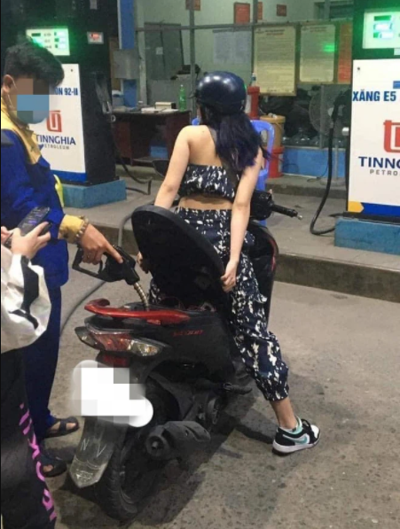 Người đổ xăng hệ lười biếng, cô gái nhận cơn mưa 'gạch đá' của dân mạng 2 Người đổ xăng hệ lười biếng, cô gái nhận cơn mưa 'gạch đá' của dân mạng 2