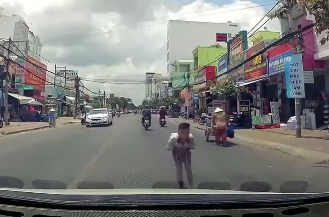 Được tài xế ô tô nhường đường, cậu bé gập người cảm ơn khiến dân tình khen ngợi hết lời 2 Được tài xế ô tô nhường đường, cậu bé gập người cảm ơn khiến dân tình khen ngợi hết lời 2