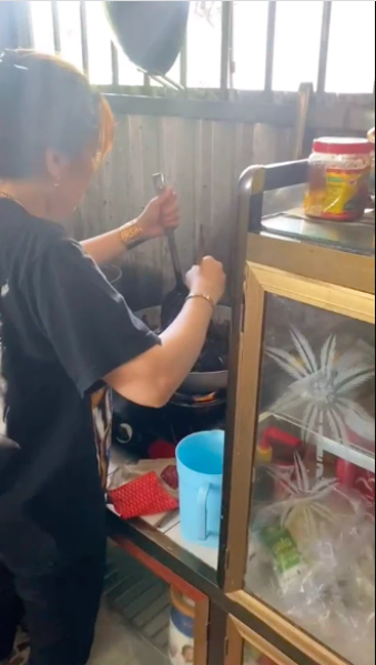Trổ tài 'nữ công gia chánh', chàng trai tá hỏa khi em gái làm món 'mực bóng đêm' 1 Trổ tài 'nữ công gia chánh', chàng trai tá hỏa khi em gái làm món 'mực bóng đêm' 1