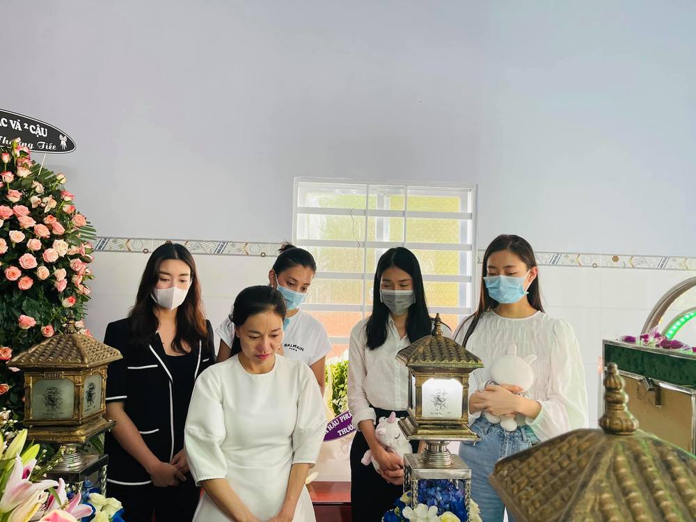 Hoa hậu Tiểu Vy, Đỗ Mỹ Linh xuống tận nhà viếng bé 5 tuổi xấu số ở Vũng Tàu 3 Hoa hậu Tiểu Vy, Đỗ Mỹ Linh xuống tận nhà viếng bé 5 tuổi xấu số ở Vũng Tàu 3
