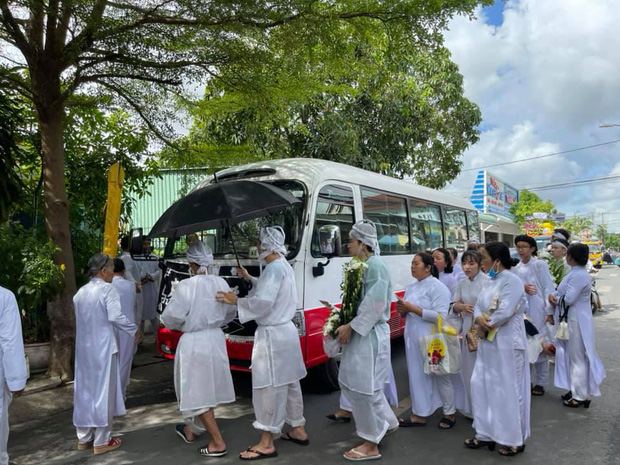 Chi Dân tiều tụy ôm chặt di ảnh, đau lòng tiễn biệt mẹ ruột về nơi an nghỉ 2 Chi Dân tiều tụy ôm chặt di ảnh, đau lòng tiễn biệt mẹ ruột về nơi an nghỉ 2