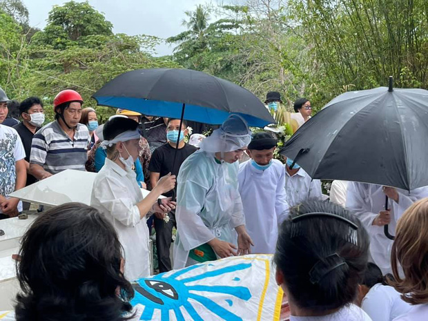 Chi Dân tiều tụy ôm chặt di ảnh, đau lòng tiễn biệt mẹ ruột về nơi an nghỉ 1 Chi Dân tiều tụy ôm chặt di ảnh, đau lòng tiễn biệt mẹ ruột về nơi an nghỉ 1