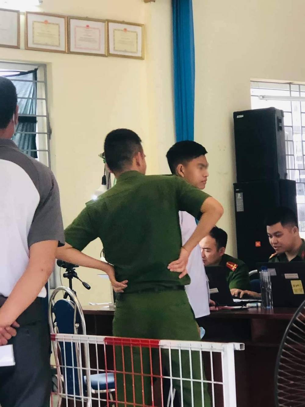 Làm CCCD, chàng trai khiến cán bộ bất lực khi tìm nốt ruồi, sẹo ghi đặc điểm nhận dạng 4 Làm CCCD, chàng trai khiến cán bộ bất lực khi tìm nốt ruồi, sẹo ghi đặc điểm nhận dạng 4