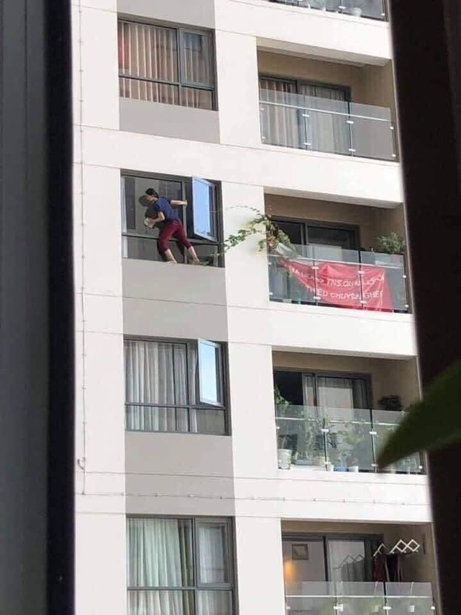 Hốt hoảng người phụ nữ không có đồ bảo hộ, leo ra ban công chung cư lau cửa sổ 2 Hốt hoảng người phụ nữ không có đồ bảo hộ, leo ra ban công chung cư lau cửa sổ 2