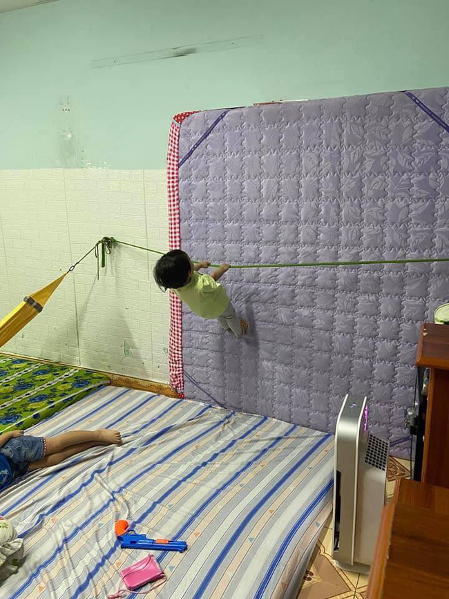 Ung dung kéo xác rắn về nhà, bé gái khiến người mẹ 'xỉu lên xỉu xuống' 3 Ung dung kéo xác rắn về nhà, bé gái khiến người mẹ 'xỉu lên xỉu xuống' 3