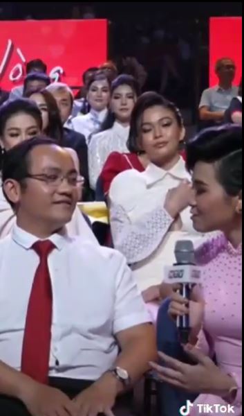 Diện trang phục cắt xẻ táo bạo, Mâu Thủy có màn xử lý khéo léo trước ống kính 2 Diện trang phục cắt xẻ táo bạo, Mâu Thủy có màn xử lý khéo léo trước ống kính 2