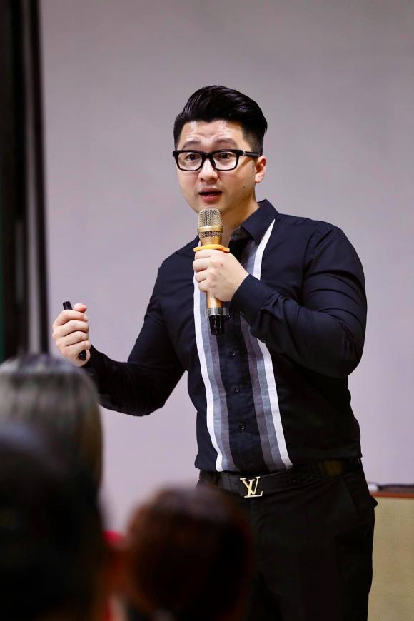 Sau thời gian bị chê xuống sắc vì cấy râu, phát tướng, Trọng Hưng bất ngờ tái xuất với ngoại hình khác lạ 4 Sau thời gian bị chê xuống sắc vì cấy râu, phát tướng, Trọng Hưng bất ngờ tái xuất với ngoại hình khác lạ 4