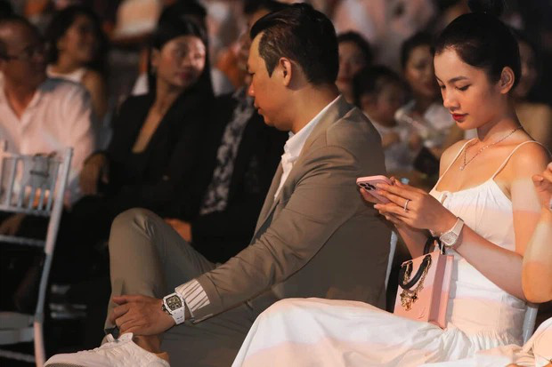 Cùng dự show nhưng khi đăng ảnh, Đức Huy và tình trẻ Cẩm Đan thẳng tay cắt đối phương khỏi khung hình 1 Cùng dự show nhưng khi đăng ảnh, Đức Huy và tình trẻ Cẩm Đan thẳng tay cắt đối phương khỏi khung hình 1