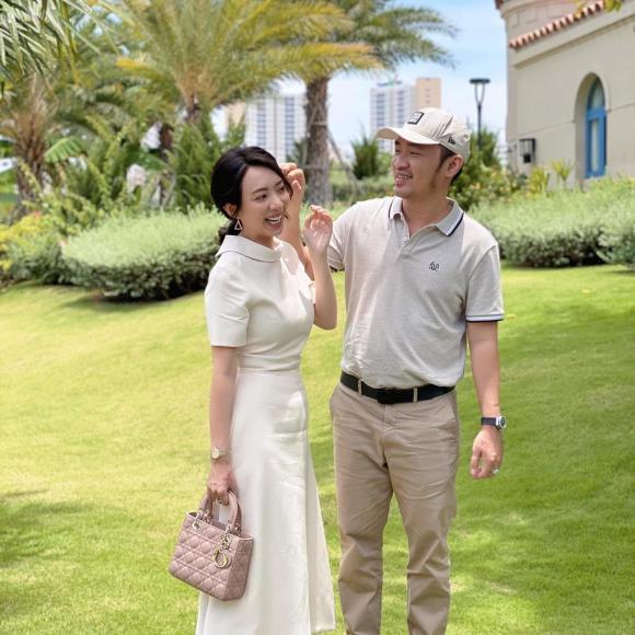 Tiến Luật bất ngờ tung ảnh ngọt ngào 'nịnh' bà xã Thu Trang khiến dàn sao Việt thi nhau vào 'cà khịa' 2 Tiến Luật bất ngờ tung ảnh ngọt ngào 'nịnh' bà xã Thu Trang khiến dàn sao Việt thi nhau vào 'cà khịa' 2