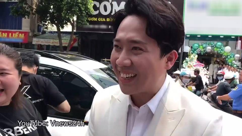Trấn Thành bị chê 'làm màu' khi liên tục cúi người cảm ơn người hâm mộ 1 Trấn Thành bị chê 'làm màu' khi liên tục cúi người cảm ơn người hâm mộ 1