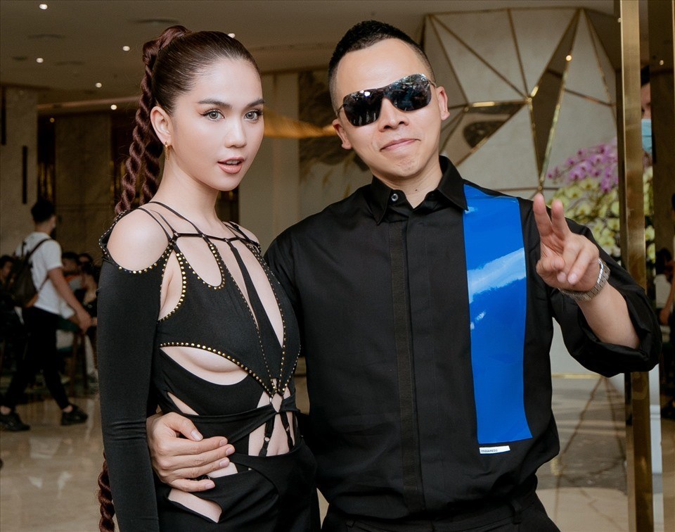 Vũ Khắc Tiệp, Ngọc Trinh bị tố 'sống ảo', nợ ngập đầu còn dùng hàng 'pha-ke' 1 Vũ Khắc Tiệp, Ngọc Trinh bị tố 'sống ảo', nợ ngập đầu còn dùng hàng 'pha-ke' 1