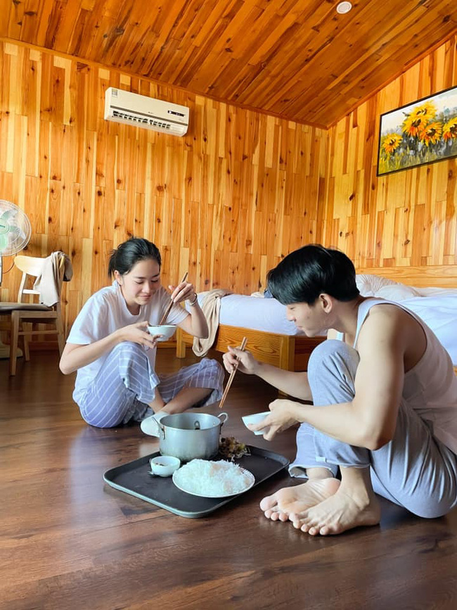 Nam Em mặc trang phục xuề xòa, ngồi đất ăn uống khiến dân tình thích thú 2 Nam Em mặc trang phục xuề xòa, ngồi đất ăn uống khiến dân tình thích thú 2