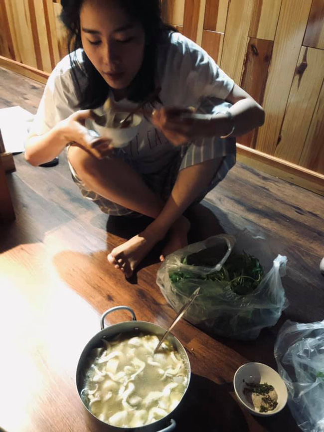 Nam Em mặc trang phục xuề xòa, ngồi đất ăn uống khiến dân tình thích thú 1 Nam Em mặc trang phục xuề xòa, ngồi đất ăn uống khiến dân tình thích thú 1