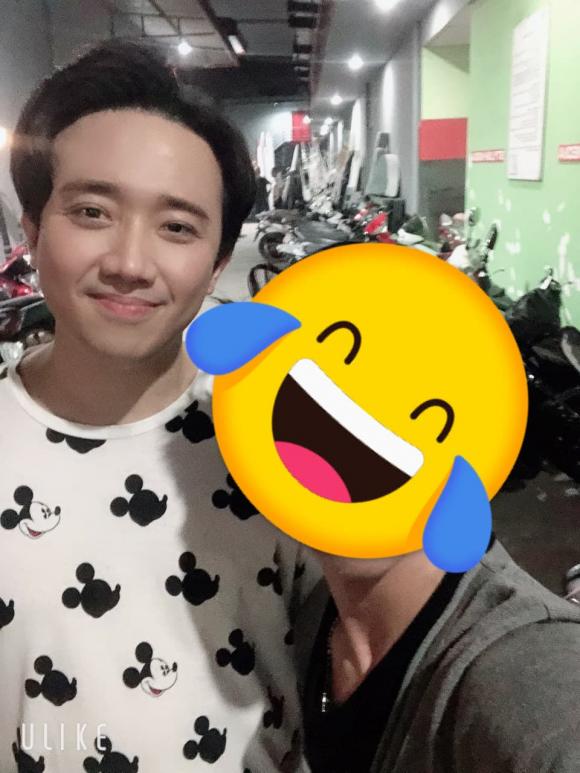 Vận đen chưa hết, Trấn Thành bị tố 'chảnh', biểu cảm gượng ép khi chụp ảnh cùng fan 2 Vận đen chưa hết, Trấn Thành bị tố 'chảnh', biểu cảm gượng ép khi chụp ảnh cùng fan 2