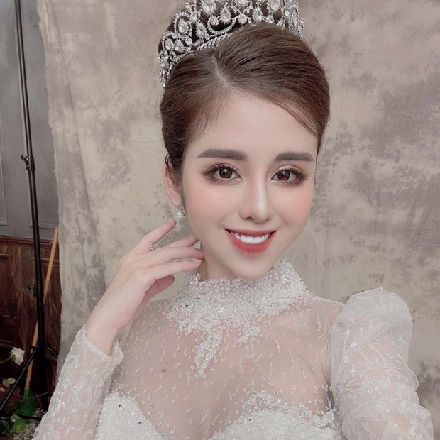 Vừa mới xác nhận ly hôn Huy Cung, Mỹ Linh đã thay avatar mặc váy cưới khiến netizen ngỡ ngàng 2 Vừa mới xác nhận ly hôn Huy Cung, Mỹ Linh đã thay avatar mặc váy cưới khiến netizen ngỡ ngàng 2