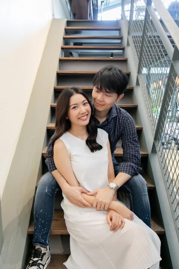 Á hậu Thúy Vân khoe ảnh tình cảm bên chồng, bàn tay 'hư' của ông xã đại gia gây chú ý 1 Á hậu Thúy Vân khoe ảnh tình cảm bên chồng, bàn tay 'hư' của ông xã đại gia gây chú ý 1
