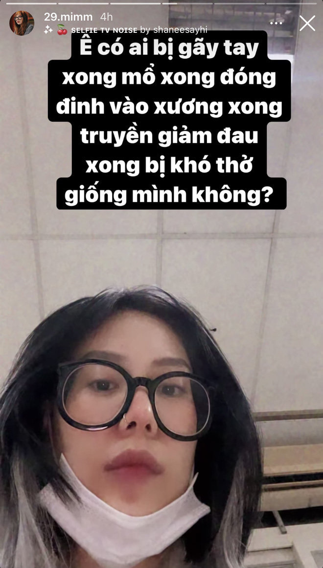 Bị gãy tay phải mổ đóng đinh, Mai Âm Nhạc vẫn không quên tấu hài 4 Bị gãy tay phải mổ đóng đinh, Mai Âm Nhạc vẫn không quên tấu hài 4
