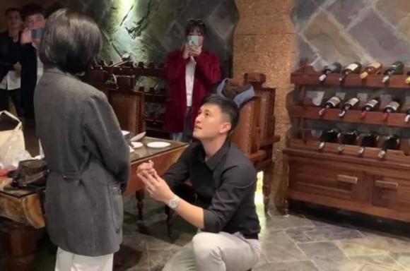 Huỳnh Anh đáp trả khi bị phán xét chuyện tình cảm với bạn gái hơn 6 tuổi Bạch Lan Phương 1 Huỳnh Anh đáp trả khi bị phán xét chuyện tình cảm với bạn gái hơn 6 tuổi Bạch Lan Phương 1