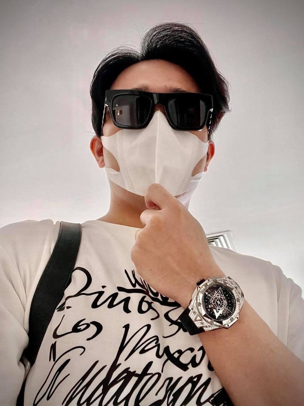 Trấn Thành đăng ảnh selfie nhưng dân tình chỉ 'dán mắt' vào chiếc đồng hồ tiền tỷ 1 Trấn Thành đăng ảnh selfie nhưng dân tình chỉ 'dán mắt' vào chiếc đồng hồ tiền tỷ 1