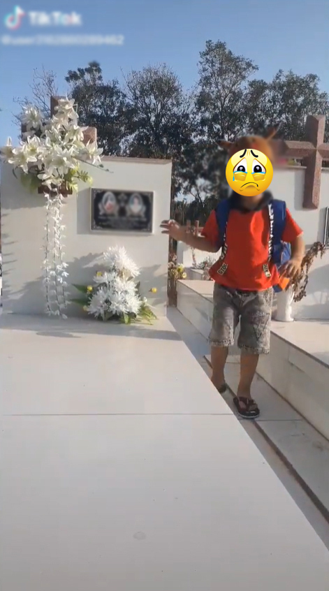 Hình ảnh cậu bé đi học về, chạy ra mộ hôn lên di ảnh mẹ khiến nhiều người nghẹn ngào 2 Hình ảnh cậu bé đi học về, chạy ra mộ hôn lên di ảnh mẹ khiến nhiều người nghẹn ngào 2